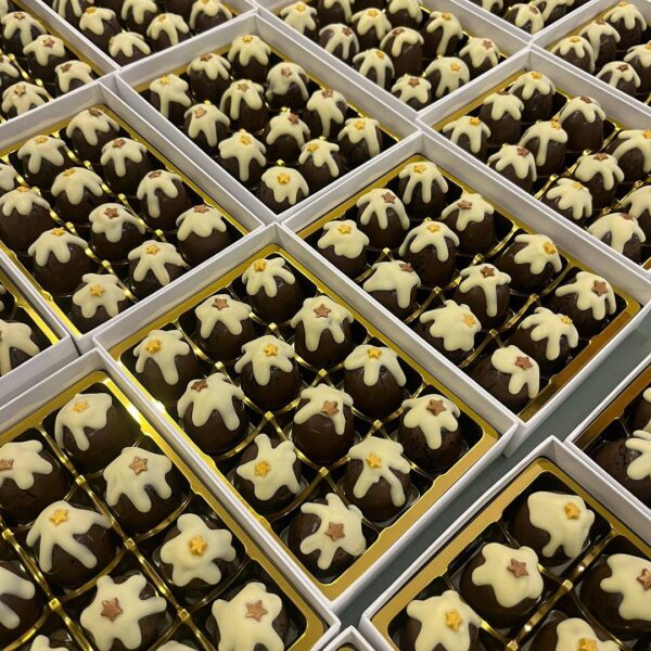 12 Cavity White Base with Chocolate Christmas Puddings