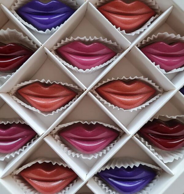 25 Cavity Square Slotted Divider with Chocolate Lips